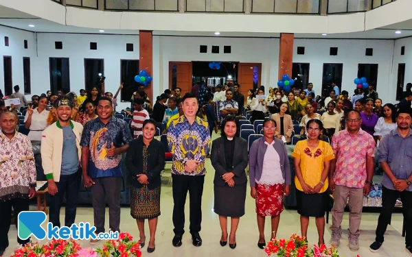 Foto Bupati petahana Freddy Thie saat foto bersama dengan undangan dan panitia HUT PP GPI ke-39 di aula gereja Rehobot kaimana (foto La Jen/Ketik.co.id)