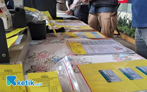 Foto Barang bukti dokumen negara palsu untuk diperjual belikan (Foto: Fenna/Ketik.co.id)