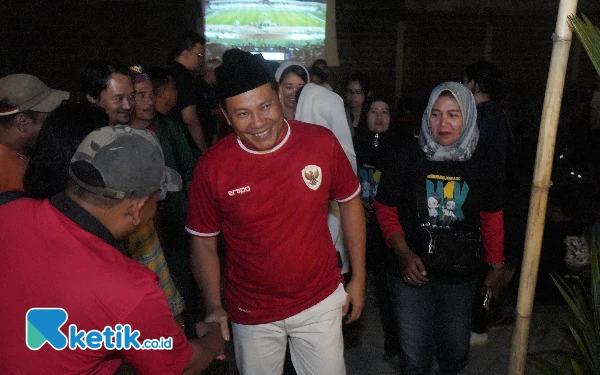 Foto Calon Bupati Sidoarjo Subandi pulang bersama-sama penonton nobar Timnas Indonesia pada Jumat dini hari (11 Oktober 20024).  (Foto: Istimewa)