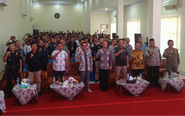 Foto Peserta Tournament Mobile Legend dan PUBG Mobile bersama tamu undangan OPD Pemkab Tuban dan Bea Cukai Bojonegoro (11/10/2024)( Foto Ahmad Istihar/Ketik.co.id)