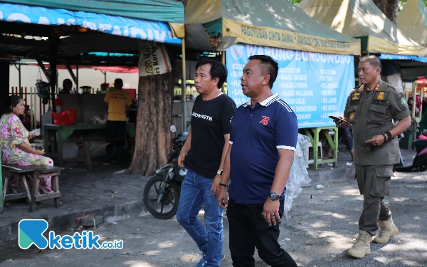 Foto Pjs Bupati Sidoarjo M. Isa Anshori dan Kepala DLHK Sidoarjo Bahrul Amiq dan Kepala Satpol PP Yany Setiyawan melihat kawasan Alun-Alun Sidoarjo. (Foto: Dinas Kominfo Sidoarjo)