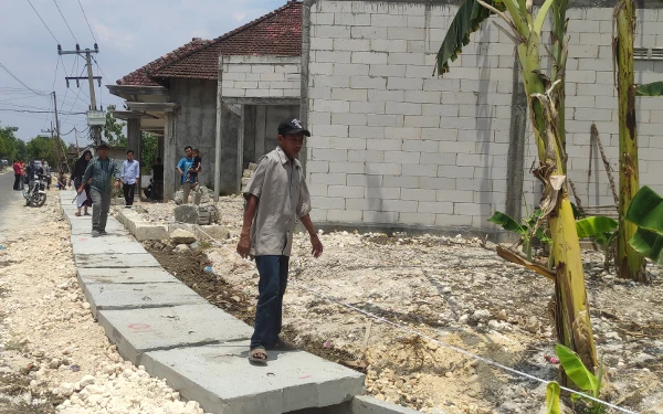 Thumbnail Berita - Kasus Pagar Rumah Warga Dirusak Pemdes Mlangi demi Proyek Drainase, BPN - Polres Tinjau Lokasi