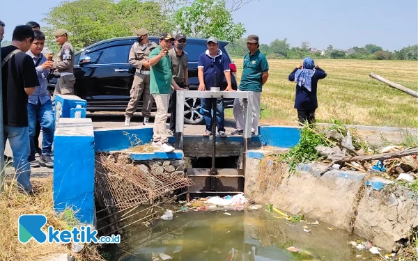 Foto Calon Bupati Sidoarjo Subandi saat menjabat Plt Bupati Sidoarjo melakukan sidak kali yang penuh sampah di Desa Segodobancang, Kecamatan Tarik. Sungai langsung bersih. (Foto: Istimewa)