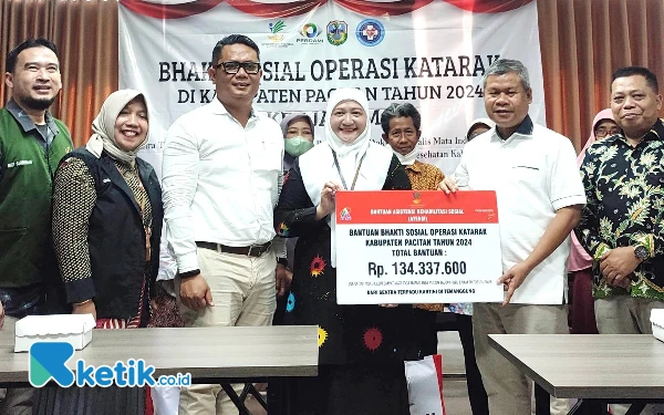 Foto Simbolis penyerahan bantuan baksos katarak gratis dari Kementerian Sosial Sentra Terpadu Kartini dalam acara pembukaan. (Foto: Al Ahmadi/Ketik.co.id)