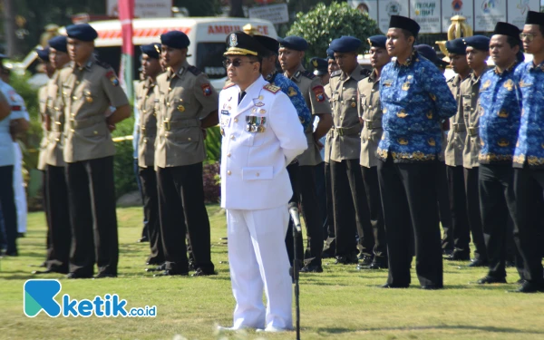 Foto Eddy Supriyanto Kepala Badan Kesatuan Bangsa dan Politik (Bakesbangpol) Provinisi Jatim menjadi komandan upacara peringati hari jadi ke 79 Provinsi Jawa Timur, Sabtu, 12 Oktober 2024. (Foto: Khaesar/Ketik.co.id)