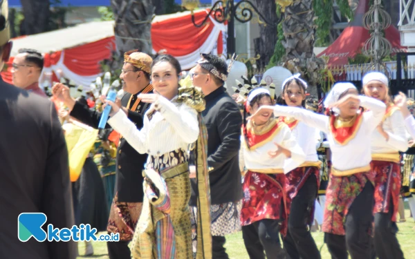 Foto Penampilan penyanyi asal Surabaya Jihan Audy memukau peserta upacara hari jadi ke 79 Provinsi Jatim, Sabtu, 12 Oktober 2024. (Foto: Khaesar/Ketik.co.id)