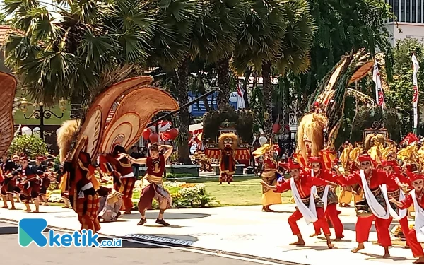 Foto Ari Rudenko saat menampilkan tarian kontemporer di Gedung Grahadi Surabaya (Foto: Fatimah/Ketik.co.id)