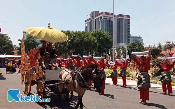 Foto Ari dan Martina ketika naik delman menyapa para penonton  (Foto: Fatimah/Ketik.co.id)