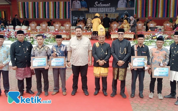 Foto Foto Bersama Usai Penyerahan Penghargaan kepada Para Kepala Desa (Helman/Ketik.co.id)