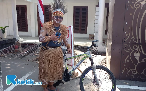 Foto Pemenang kostum terbaik baju adat Koteka Papua di Hari Jadi Jatim ke - 79