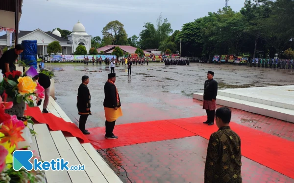 Foto Penjabat Gubernur Aceh, Dr. H. Safrizal ZA, M.Si hadiri dan Pimpin Upacara Hari Jadi Kabupaten Simeulue ke 25 (Helman/Ketik.co.id)