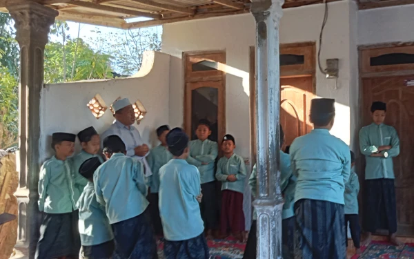 Foto Ustadz Subaidi Rowi ( kopyah putih) bersama para santrinya ( foto : Ach. Suni )