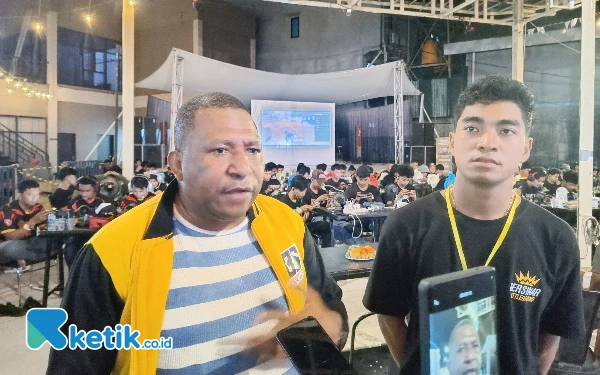 Foto Kordinator Kapten Kapal Induk Bersinar Yanto Ijie dan Ketua Panitia Turnamen E-Sport saat diwawancarai. (Foto: Zaid Kilwo/Ketik.co.id)