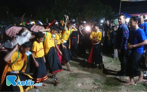 Foto Pertunjukan kesenian tradisional Mberot atau Bantengan di Desa Karangduren. (Foto: Binar Gumilang/Ketik.co.id)