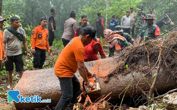 Foto Salah seorang petugas memotong kayu akibat longsor di jalan lintas Terangon-Babahrot, Sabtu, 12 Oktober 20224. (Foto: Cutbang Ampon/Ketik.co.id)