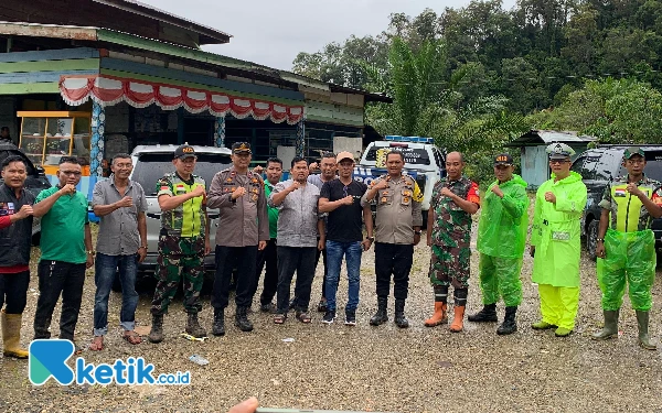 Foto Foto bersama lintas sektor pada kegiatan pembersihan material longsor di jalan Babahrot - Terangon, Sabtu, 12 Oktober 2024. (Foto: Cutbang Ampon/Ketik.co.id)