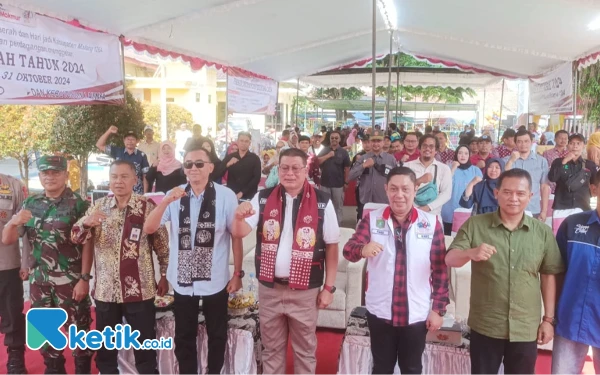 Foto Plt Bupati Malang Didik Gatot Subroto bersama Plh Sekda Kabupaten Malang Nurman Ramdansyah dan Kadisperindag Kabupaten Malang M Nur Fuad Fauzi ketika berfoto bersama saat Pasar Murah di Kalirejo Lawang. (Foto: Binar Gumilang/Ketik.co.id)