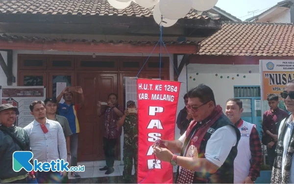 Foto Plt Bupati Malang Didik Gatot Subroto bersama Plh Sekda Kabupaten Malang Nurman Ramdansyah dan Kadisperindag Kabupaten Malang M Nur Fuad Fauzi ketika membuka Pasar Murah di Kalirejo Lawang. (Foto: Binar Gumilang/Ketik.co.id)