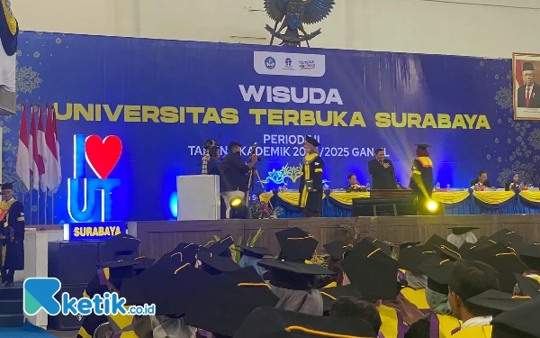 Foto Prosesi wisuda 1.214 wisudawan UT Surabaya di Graha ITS. (Foto: Shinta Miranda/Ketik.co.id)