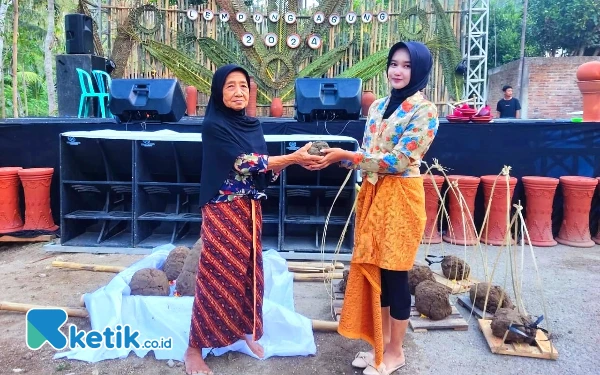 Foto Penyerahan lempung atau tanah liat dalam festival kepada generasi muda sebagai penerus Kampung Gerabah Pacitan. (Foto: Al Ahmadi/Ketik.co.id)