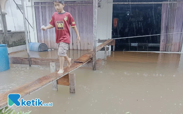 Thumbnail Berita - Imbas Banjir, Jalur Evakuasi Ujung Bawang - Sebatang Tidak Bisa Dilintasi