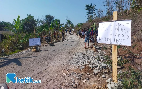 Thumbnail Berita - Protes Lambatnya Perbaikan Infrastruktur, Warga Buat Kebun Pisang Mak Rini di Jalan Kademangan Blitar