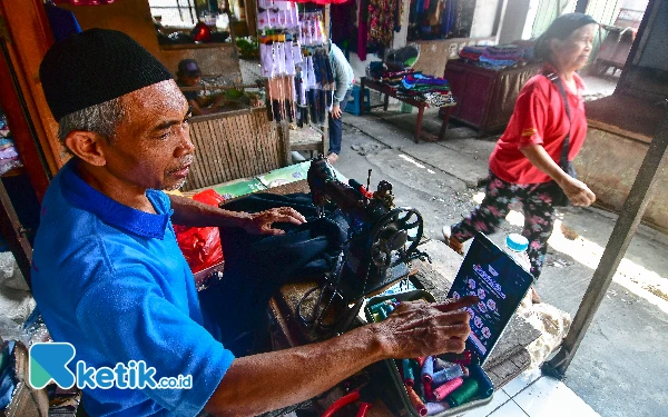 Foto Seorang penjahit mengakses sebuah portal edukasi “Bersama Stop Judi Online” di Pasar Wirosari, Kabupaten Grobogan, Jawa Tengah, pada Ahad, 13 Oktober 2024. Portal yang berisi informasi tentang bahaya judi online tersebut diluncurkan oleh Kementerian Komunikasi dan Informatika (Kominfo) RI sebagai salah satu langkah strategis untuk memberantas perjudian online di Indonesia. (Foto: Achmad Fazeri/Ketik.co.id)