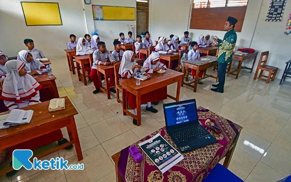 Thumbnail Kepala Sekolah M Yaser Arafat mengedukasi murid kelas 6 tentang hidup sehat tanpa judi online di SDIT Muhammadiyah Wirosari, Kabupaten Grobogan, Jawa Tengah, Senin, 14 Oktober 2023. Berdasar data Satuan Tugas Pemberantasan Judi Online bahwa hingga Juni 2024 tercatat ada sekitar 80.000 anak usia di bawah 10 tahun terdeteksi bermain judi online. (Foto: Achmad Fazeri/Ketik.co.id)