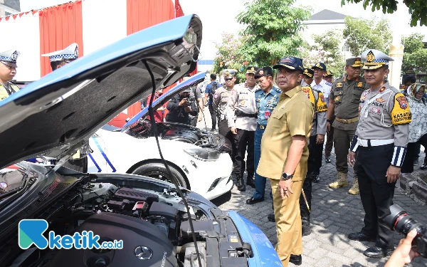 Foto Pjs Bupati Muhammad Isa Anshori mengecek kesiapan kendaraan untuk Operasi Zebra Semeru 2024. (Foto: Kominfo Sidoarjo)