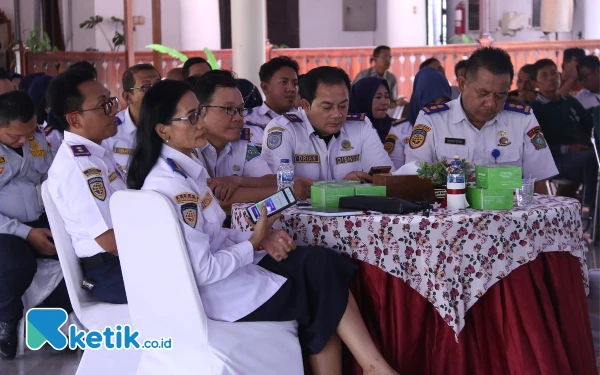 Foto Para pegawai Dinas Perhubungan Sidoarjo mengikuti FGD yang dihadiri kolega mereka dari Kota Surabaya. (Foto: Dinas Kominfo)