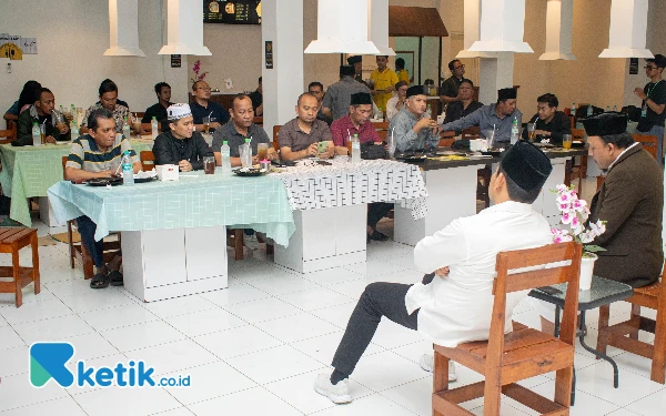 Foto Suasana diskusi calon Bupati Sidoarjo Subandi dengan warga Perumahan Puri Surya Jaya pada Senin malam (14 Oktober 2024). (Foto: Istimewa)