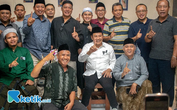 Foto Calon Bupati Sidoarjo Subandi bersama warga Perumahan Puri Surya Jaya. (Foto: Istimewa)