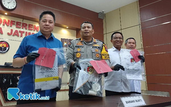 Foto Polisi menunjukkan alat bukti yang diamankan dari pelaku yang berprofesi sebagai baby sister, Selasa, 15 Oktober 2024. (Foto: Khaesar/Ketik.co.id)