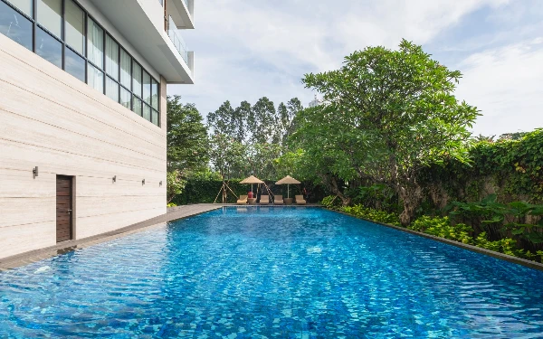 Foto Area kolam renang yang cocok dijadikan tempay istirahat. (Foto: dok. Veranda Hotel Puri)