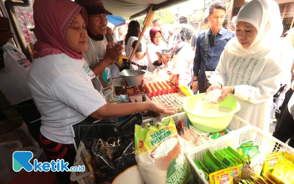 Thumbnail Berita - Blusukan ke Pasar PPI Krembangan Surabaya, Khofifah-Emil Didoakan Pedagang Jadi Gubernur dan Wagub Jatim