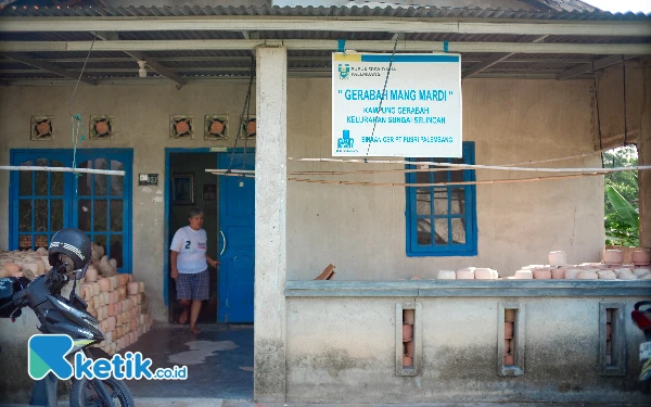 Thumbnail Gerabah Mang Mardi adalah salah satu usaha rumahan produksi gerabah di Lorong Keramik, Kecamatan Kalidoni, Kota Palembang. Gerabah Mang Mardi telah beroperasi sejak tahun 1988. (Foto: Wisnu Akbar Prabowo/Ketik.co.id)