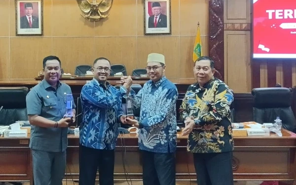 Foto Penyerahan cendera mata antara Pjs Bupati Sidoarjo Isa Anshori (kiri) dan Ketua DPRD Sidoarjo Abdillah Nasih (dua dari kanan) kepada Deputi Bidang Koordinasi dan Supervisi KPK Irjen Pol Didik Agung Widjanarko. (Foto: DPRD Sidoarjo)