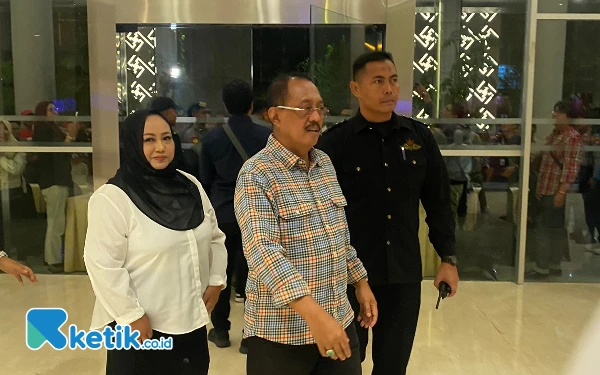 Foto Kedatangan Armuji di Debat Publik Persana mengenakan pakaian bermotif kotak-kotak berwarna baby blue. (Foto: Shinta Miranda/Ketik.co.id)