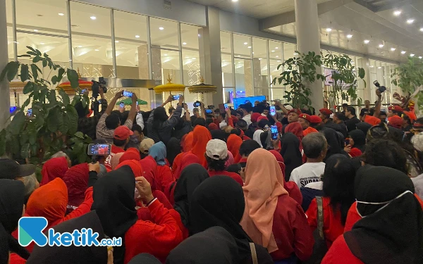 Foto Pendukung Erji memenuhi di depan gedung Dyandra Convention Hal. (Foto: Shinta Miranda/Ketik.co.id)