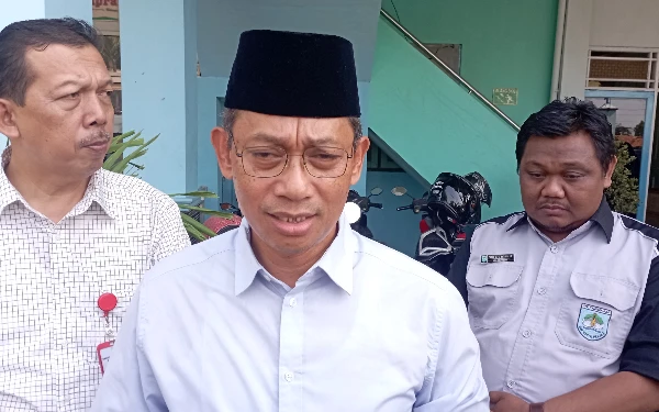 Foto Pjs Bupati Pemalang, Agung Heriyadi usai meninjau helm dari serat nanas di SMK Satya Praja 2 Petarukan (Foto: Slamet/ketik.co.id)