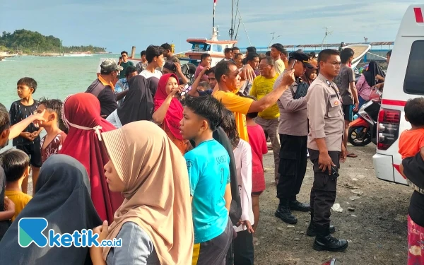 Foto Ratusan warga memadati komplek pelabuhan penyeberangan di Labuhan Haji, Aceh Selatan, Kamis sore, 17 Oktober 2024. (Foto: Warga for Ketik.co.id)