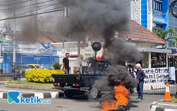 Foto Selain berorasi massa juga membakar ban dan menyegel pintu gerbang Kejari Sleman. (Foto: Fajar Rianto / Ketik.co.id)