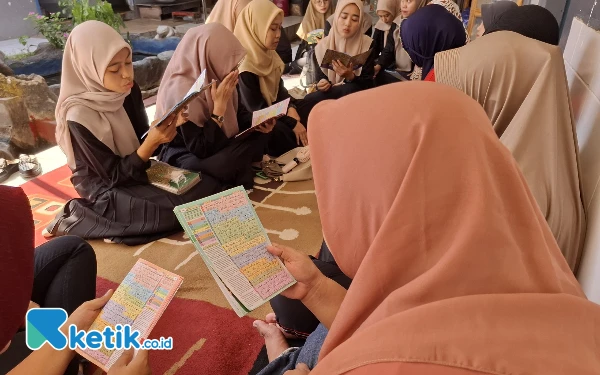 Thumbnail Bersama Mahasiswa PKL, WBP Wanita Rutan Situbondo Gelar Khotmil Qur’an