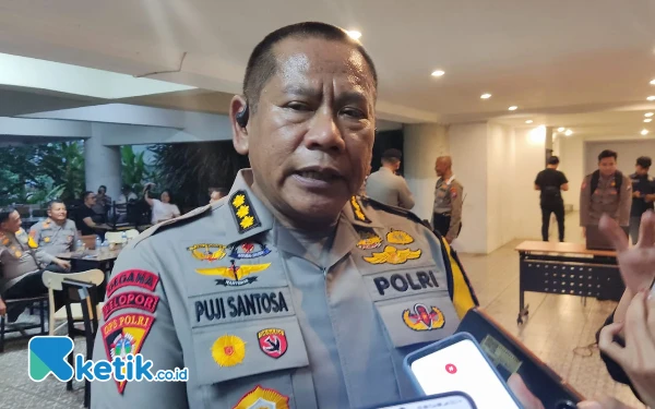 Foto Karo Ops Polda Jatim, Kombes Pol Puji Santosa saat diwawancarai Ketik.co.id, Jumat, 18 Oktober 2024. (Foto: Khaesar/Ketik.co.id)