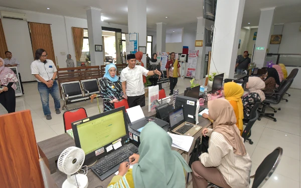 Foto Pjs Wali Kota Surabaya Restu Novi Widiani saat melihat kelengkapan sarana dan prasarana di RSUD Surabaya Timur. (Foto: Humas Pemkot Surabaya)