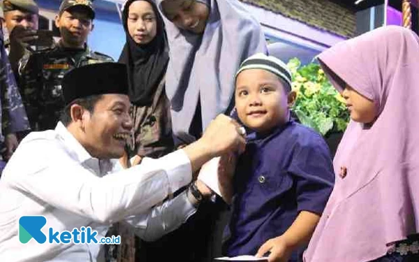 Foto Calon Bupati Sidoarjo Subandi memberikan santunan untuk anak-anak yatim pada suatu waktu. (Foto: Istimewa)