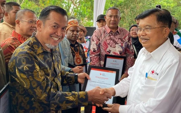 Foto Wakil Ketua PMI Kabupaten Malang Aprillijanto ketika menerima penghargaan dari Ketum PMI M Jusuf Kalla. (Foto: PMI Jatim)