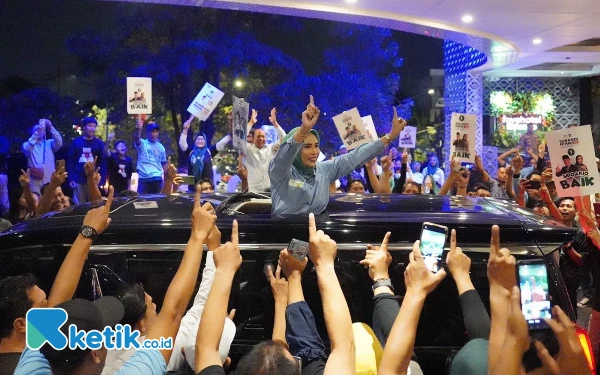 Foto Calon Wakil Bupati Sidoarjo Mimik Idayana menyapa para pendukung Pasangan BAIK (Subandi-Mimik) di Fave Hotal Sidoarj pada Sabtu malam (19 Oktober 2024). (Foto: istimewa)