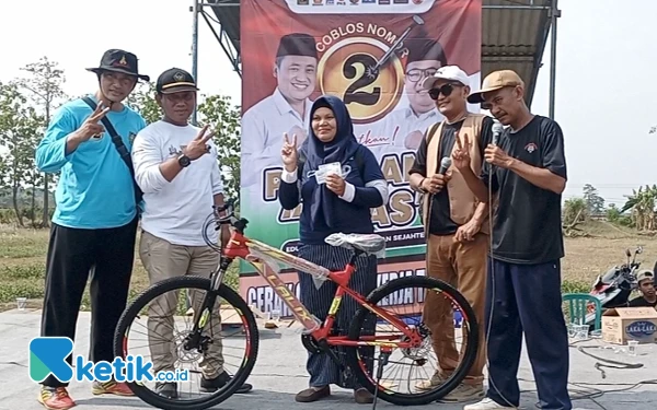 Foto Siti Amsiyah Penerima Hadiah Door Prize Sepeda Gunung (Foto: Slamet/ketik.co.id)