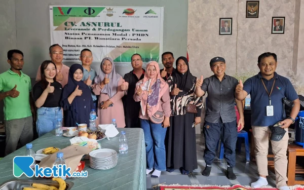 Foto Manager CSR PT Wanatiara Persada Sandri Sanangka saat berfoto bersama tim MBO (Foto Humas Wanatiara For Ketik.co.id)